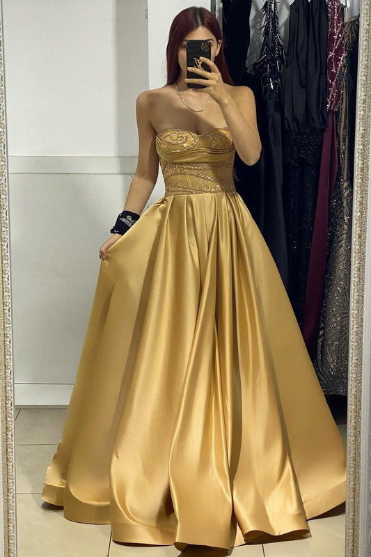 Encantador vestido de fiesta largo de satén sin tirantes, corte A y sin mangas con cuentas