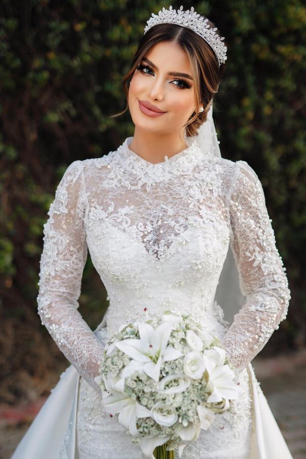 Bezauberndes Meerjungfrau-Brautkleid mit langen Ärmeln und hohem Halsausschnitt aus Satinspitze und Kapellenschleppe