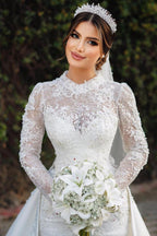 Bezauberndes Meerjungfrau-Brautkleid mit langen Ärmeln und hohem Halsausschnitt aus Satinspitze und Kapellenschleppe