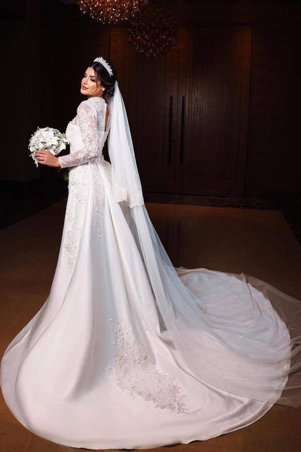 Bezauberndes Meerjungfrau-Brautkleid mit langen Ärmeln und hohem Halsausschnitt aus Satinspitze und Kapellenschleppe