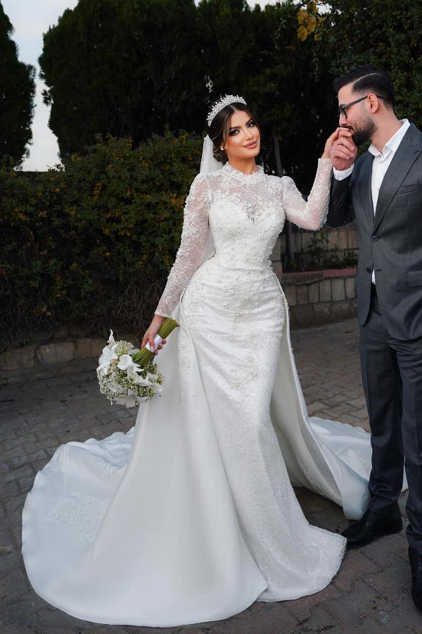 Bezauberndes Meerjungfrau-Brautkleid mit langen Ärmeln und hohem Halsausschnitt aus Satinspitze und Kapellenschleppe