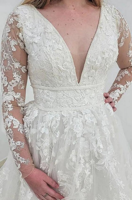 Vestido de novia encantador de corte A con encaje, mangas largas y escote en V