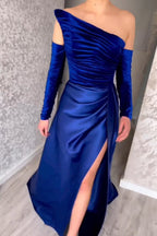 Bezauberndes langes trägerloses A-Linien-Ballkleid mit Schlitz vorne und langen Ärmeln