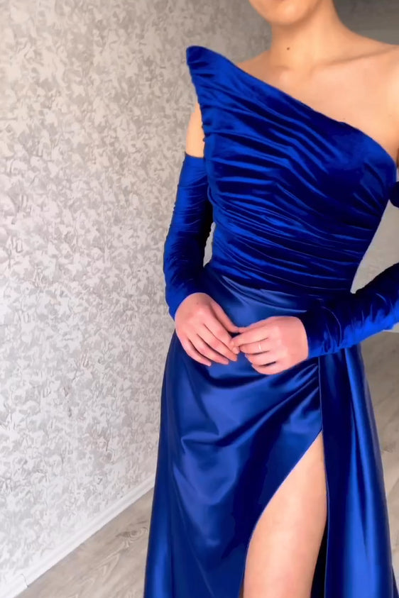 Bezauberndes langes trägerloses A-Linien-Ballkleid mit Schlitz vorne und langen Ärmeln
