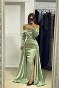 Charmantes langes trägerloses Meerjungfrau-Ballkleid aus Satin mit Schlitz vorne und langen Ärmeln