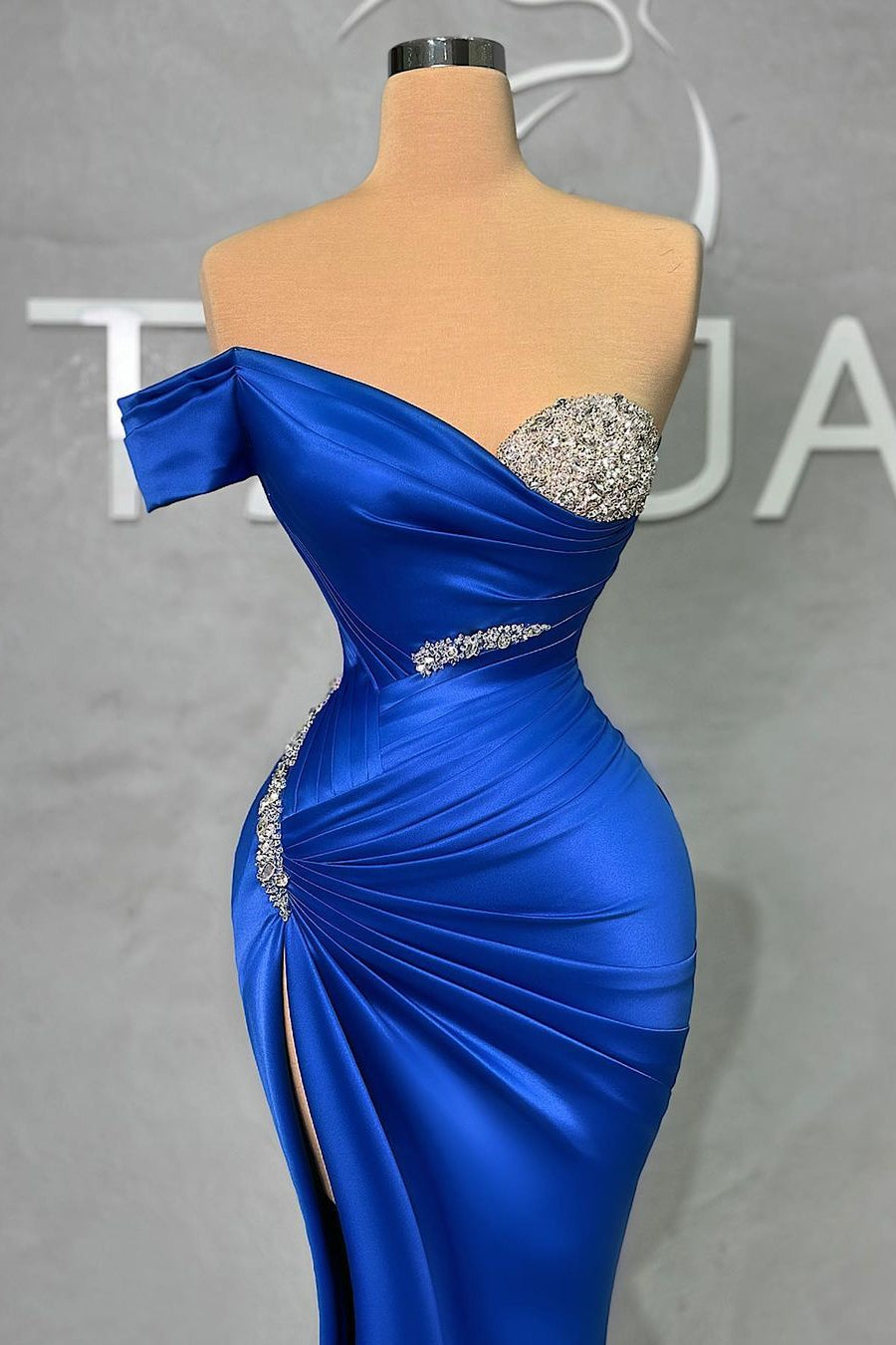 Encantador vestido de fiesta largo de sirena con escote en forma de corazón y cuentas