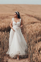 Bezauberndes langes weißes ärmelloses A-Linien-Brautkleid aus Tüll mit Spitze
