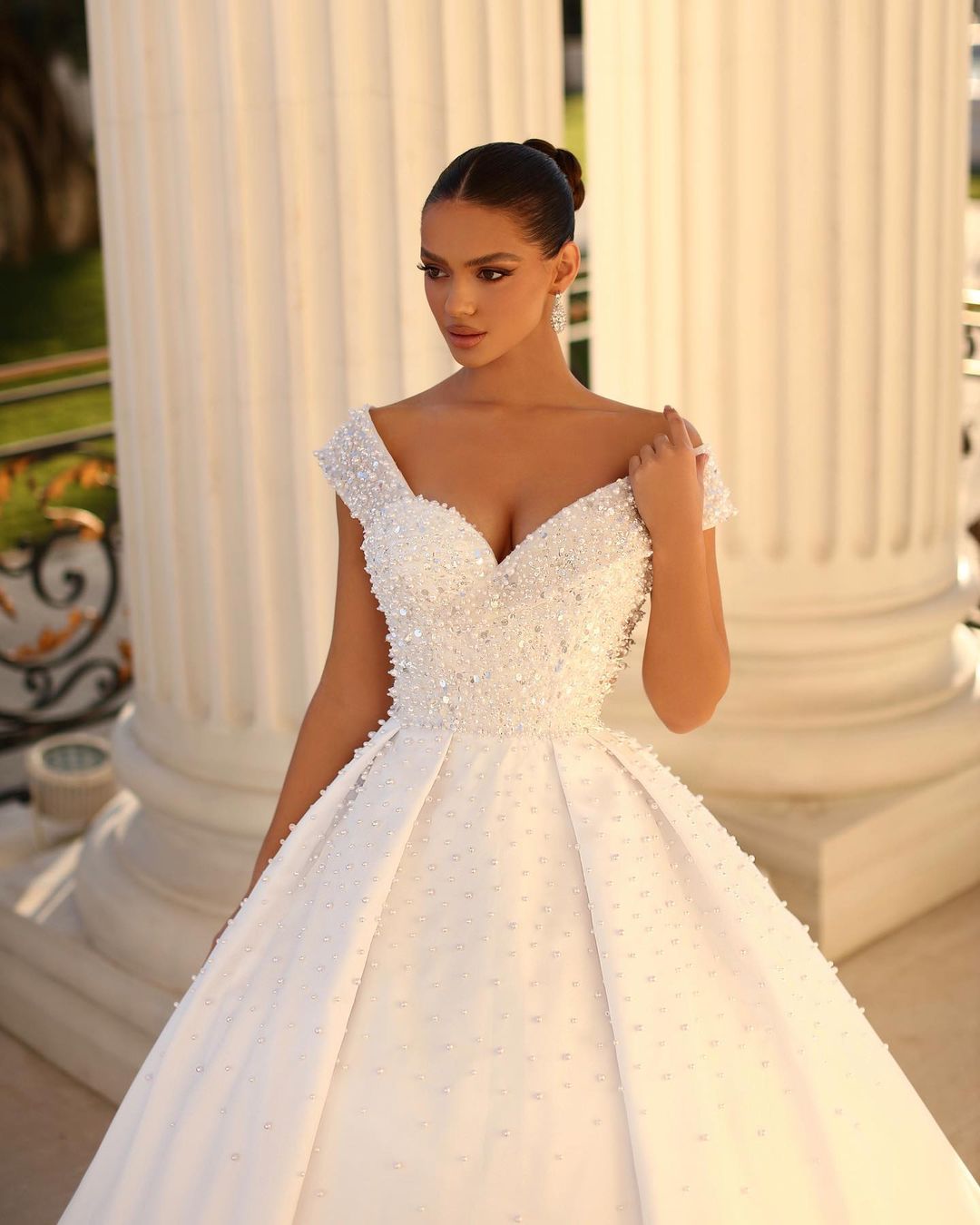 Encantador vestido de novia blanco largo con hombros descubiertos, corte A, lentejuelas y perlas