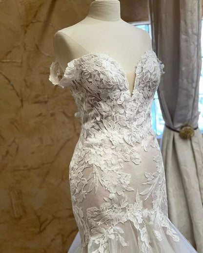 Encantador vestido de novia blanco sin mangas con escote en V y encaje de sirena con apliques