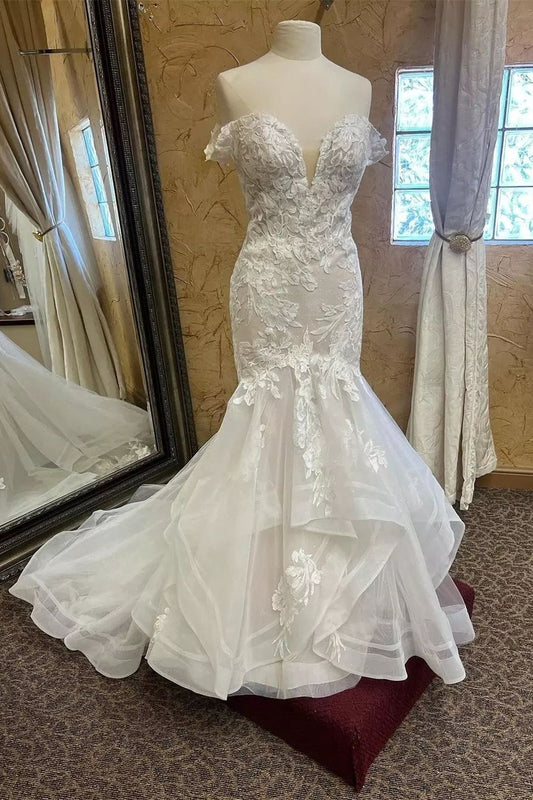 Encantador vestido de novia blanco sin mangas con escote en V y encaje de sirena con apliques