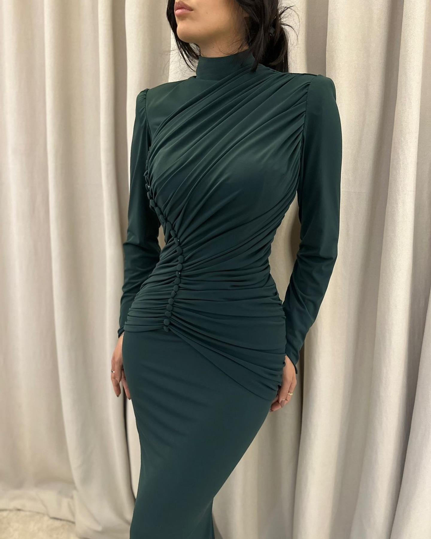 Charmantes Meerjungfrau-Abendkleid aus Satin mit hohem Halsausschnitt und langen Ärmeln