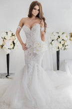 Elegante vestido de novia de encaje con cola larga y hombros descubiertos estilo sirena