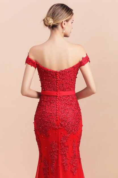 Vestido de noche ajustado con encantadores apliques de encaje y hombros descubiertos de corte sirena rojo para dama de honor