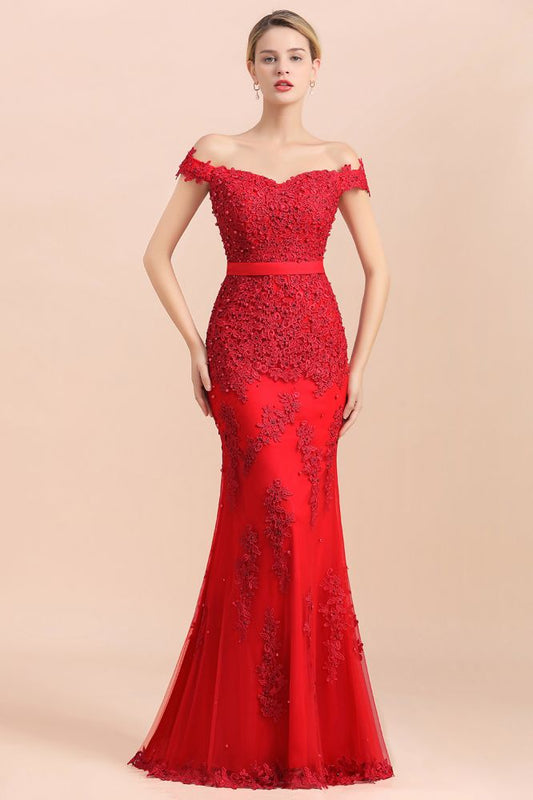 Vestido de noche ajustado con encantadores apliques de encaje y hombros descubiertos de corte sirena rojo para dama de honor