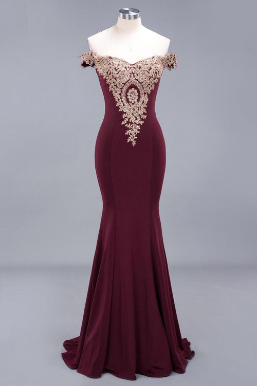Vestido de fiesta de sirena con hombros descubiertos, apliques dorados y corte entallado hasta el suelo.