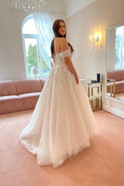 Encantador vestido de novia de tul con encaje, corte A, sin tirantes y hombros descubiertos