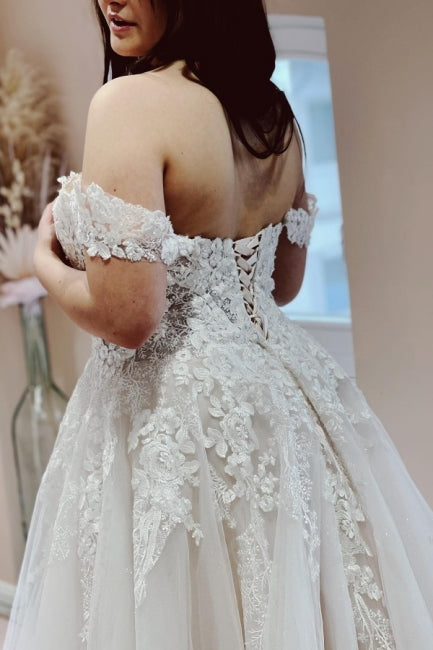 Encantador vestido de novia de tul con encaje, corte A, sin tirantes y hombros descubiertos