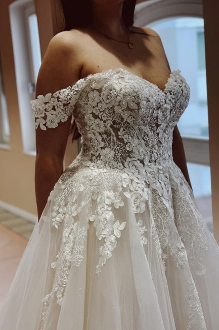 Encantador vestido de novia de tul con encaje, corte A, sin tirantes y hombros descubiertos