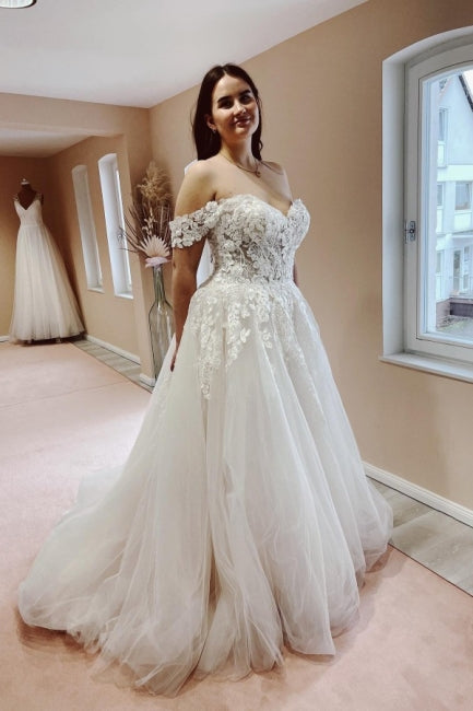 Encantador vestido de novia de tul con encaje, corte A, sin tirantes y hombros descubiertos