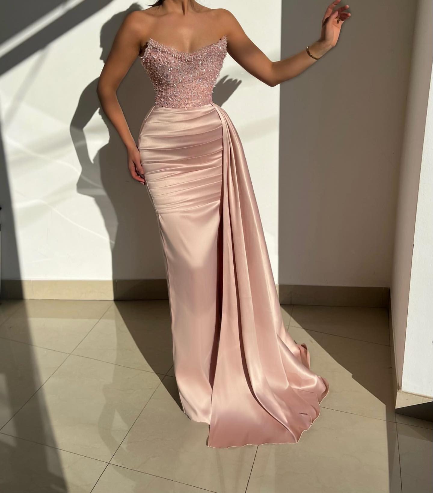 Bezauberndes rosa trägerloses Ballkleid aus Satin mit Pailletten und Rüschen