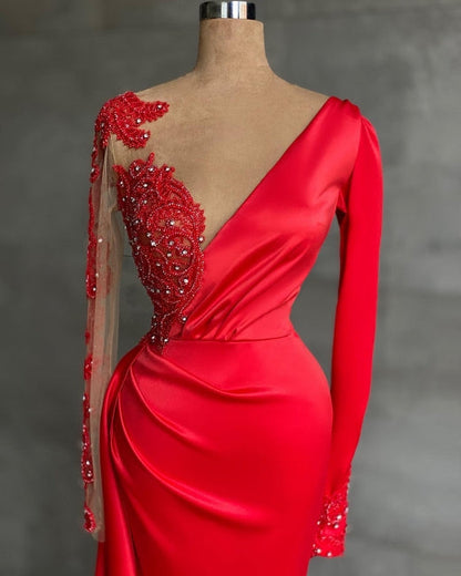 Encantador vestido de fiesta de sirena con cuentas rojas, abertura lateral y encaje