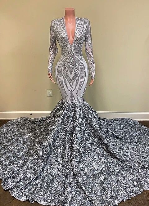 Encantadores vestidos de fiesta de sirena con escote en V, mangas largas y flores plateadas hasta el suelo
