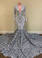 Encantadores vestidos de fiesta de sirena con escote en V, mangas largas y flores plateadas hasta el suelo