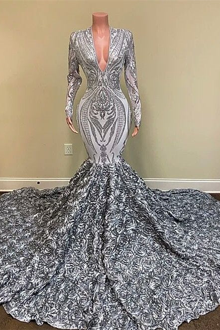 Encantadores vestidos de fiesta de sirena con escote en V, mangas largas y flores plateadas hasta el suelo