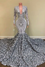 Encantadores vestidos de fiesta de sirena con escote en V, mangas largas y flores plateadas hasta el suelo