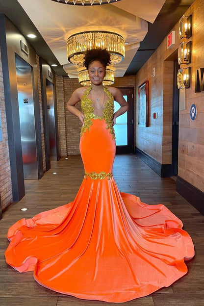 Charmantes ärmelloses Neckholder-Ballkleid im Meerjungfrau-Stil mit rückenfreiem Schnitt und goldener Perlenstickerei