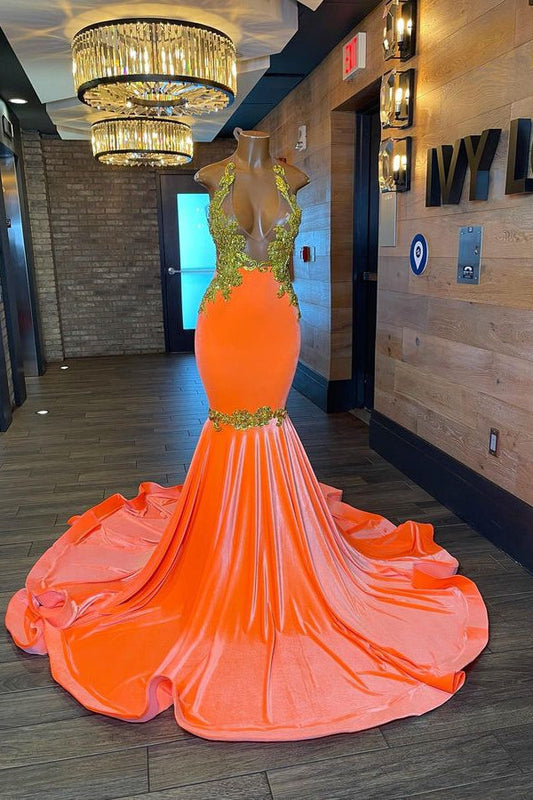 Charmantes ärmelloses Neckholder-Ballkleid im Meerjungfrau-Stil mit rückenfreiem Schnitt und goldener Perlenstickerei
