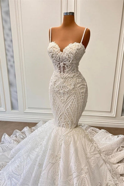 Vestido de novia de sirena con tirantes finos, sin mangas y volantes