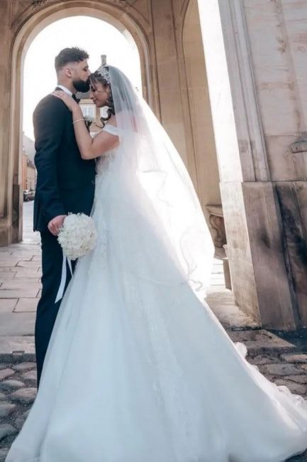 Vestido de novia encantador con tirantes al descubierto y largo hasta el suelo en forma de A