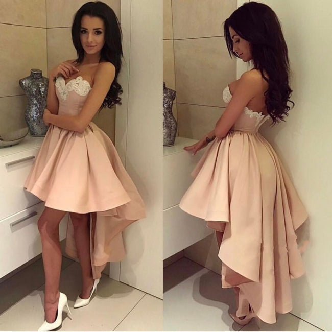 Charmantes Hi-Lo Homecoming-Kleid aus Spitze mit Herzausschnitt, goldenes, ärmelloses, kurzes Partykleid mit Applikationen