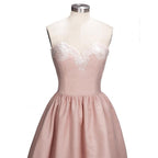 Charmantes Hi-Lo Homecoming-Kleid aus Spitze mit Herzausschnitt, goldenes, ärmelloses, kurzes Partykleid mit Applikationen