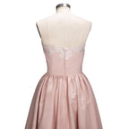 Charmantes Hi-Lo Homecoming-Kleid aus Spitze mit Herzausschnitt, goldenes, ärmelloses, kurzes Partykleid mit Applikationen