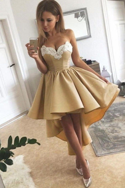 Charmantes Hi-Lo Homecoming-Kleid aus Spitze mit Herzausschnitt, goldenes, ärmelloses, kurzes Partykleid mit Applikationen