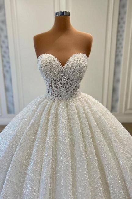 Vestido de novia encantador con escote corazón, sin mangas, lentejuelas y sin tirantes