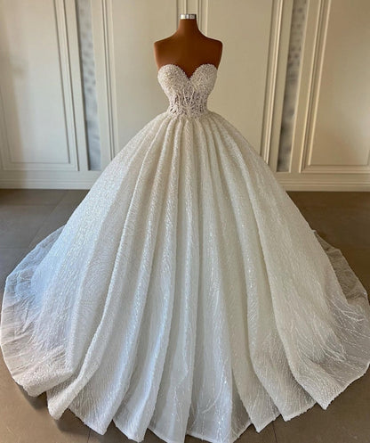 Vestido de novia encantador con escote corazón, sin mangas, lentejuelas y sin tirantes
