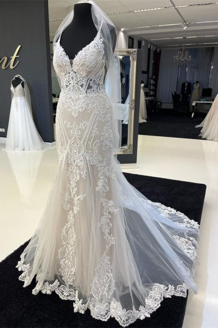 Vestido de novia encantador con escote corazón, tirantes finos y encaje de jardín con cola capilla