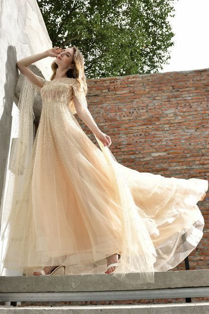 Encantador vestido de fiesta de noche de tul largo hasta el suelo con cuentas brillantes y capa en la espalda