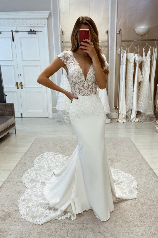 Vestido de novia de sirena con escote en V, encaje, sin mangas y cola