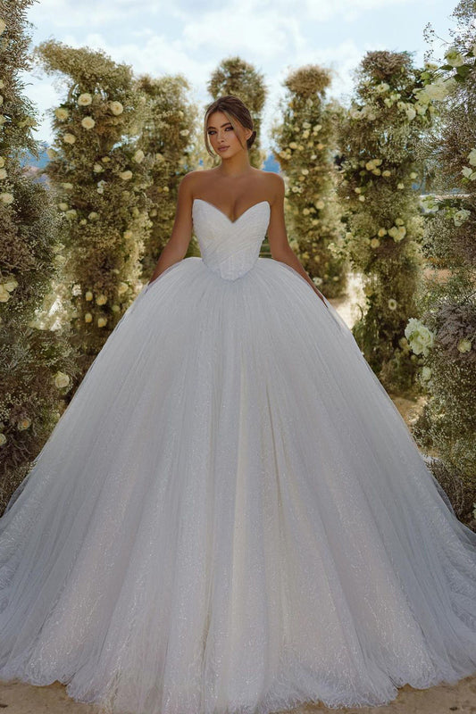 Vestido de novia encantador de corte A con escote en V, sin mangas y brillo, con cola