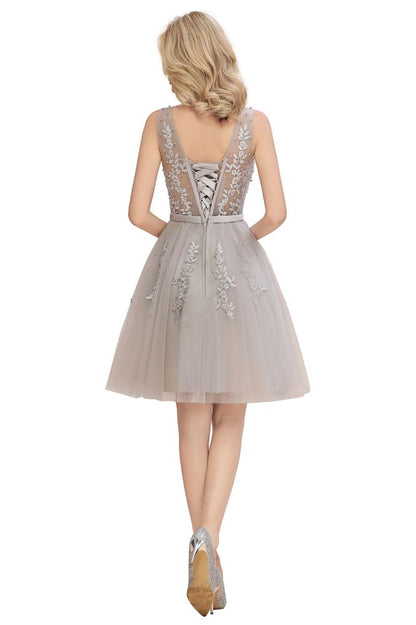 Charmantes V-Ausschnitt Tüll Spitzenapplikationen Kurzes Homecoming-Kleid Aline Rückenfreies Partykleid
