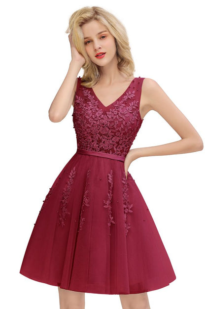 Charmantes V-Ausschnitt Tüll Spitzenapplikationen Kurzes Homecoming-Kleid Aline Rückenfreies Partykleid