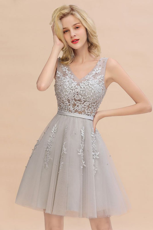 Charmantes V-Ausschnitt Tüll Spitzenapplikationen Kurzes Homecoming-Kleid Aline Rückenfreies Partykleid