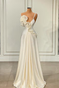 Bezauberndes weißes asymmetrisches Satin-Ballkleid mit Rüschen