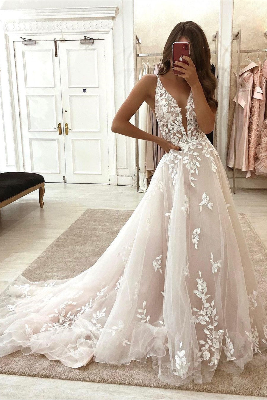 Schickes A-Linien-Brautkleid mit Trägern, V-Ausschnitt, ärmellos, Applikationen und Spitze