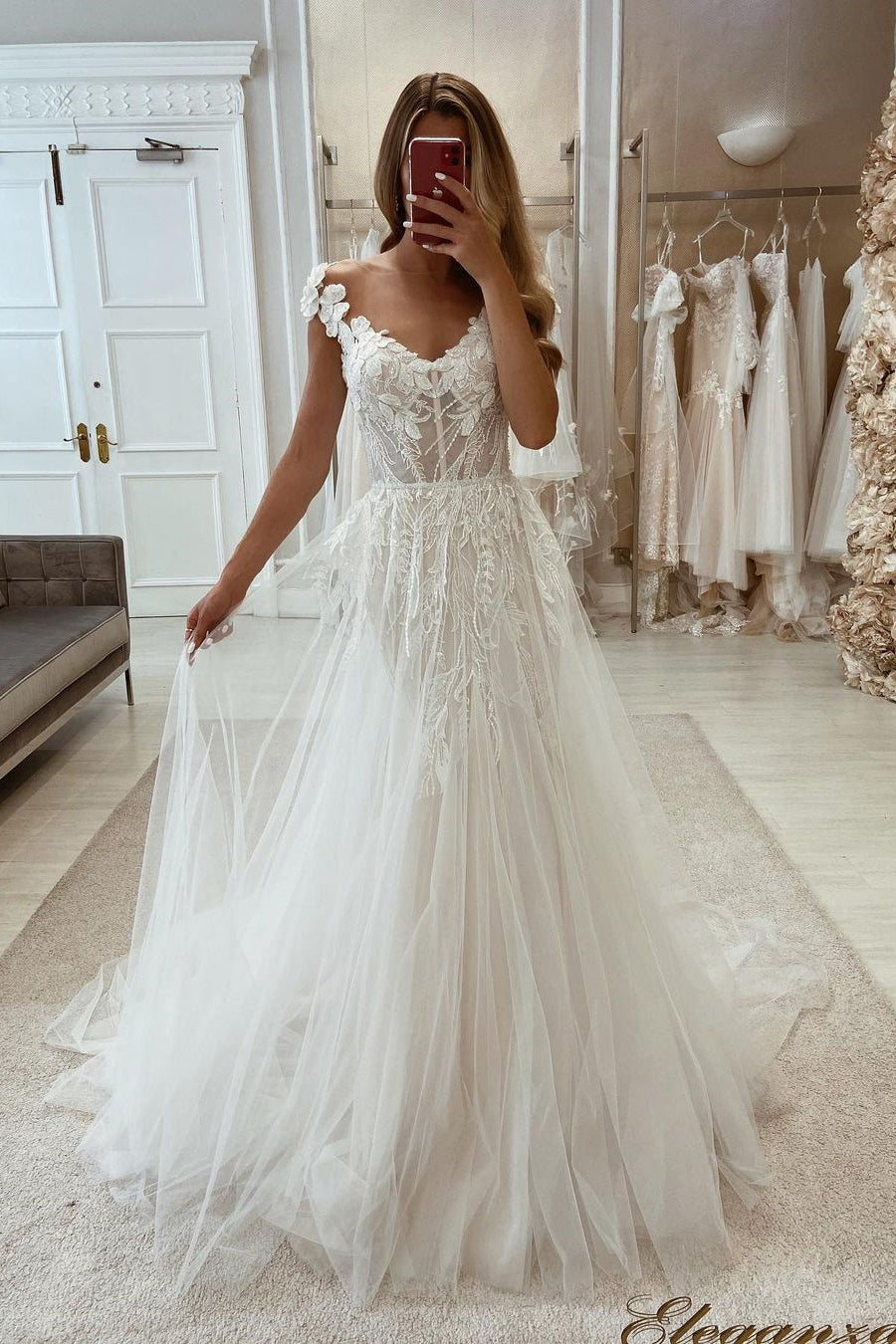 Schickes A-Linien-Brautkleid aus Tüll mit ärmelloser Spitze und Bodenlänge
