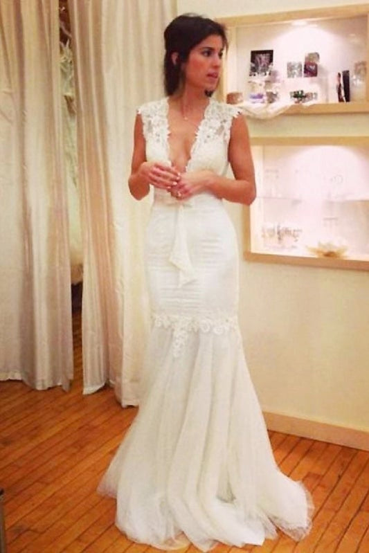 Elegante vestido de novia de sirena, sin mangas, con escote en V y apliques de tul